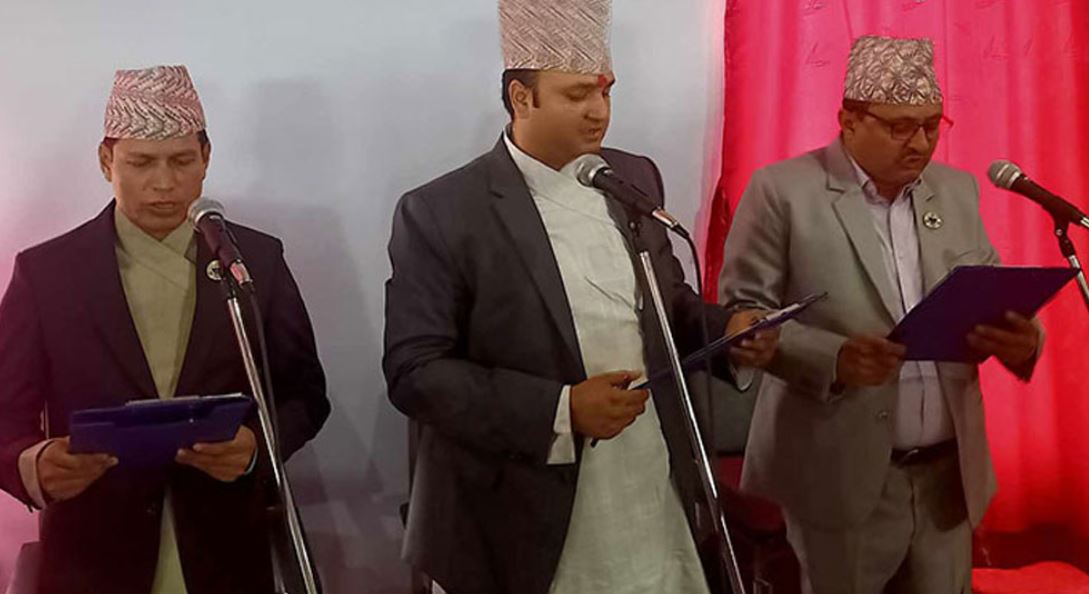 कोशी प्रदेशका नवनियुक्त मन्त्रीहरूले लिए शपथ
