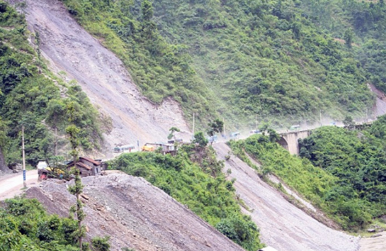 नारायणगढ–मुग्लिन सडकखण्डमा पहिरो थपिँदै, आज गाडी चल्ने संभावना कम
