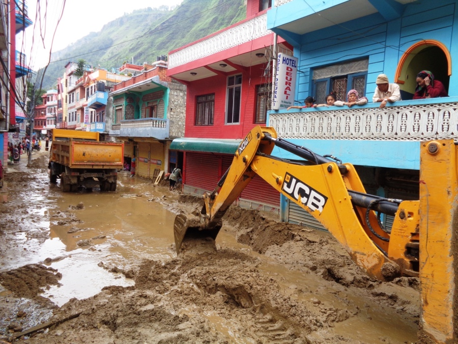 बाढीले चार घर पुरिए, सडक अवरूद्ध