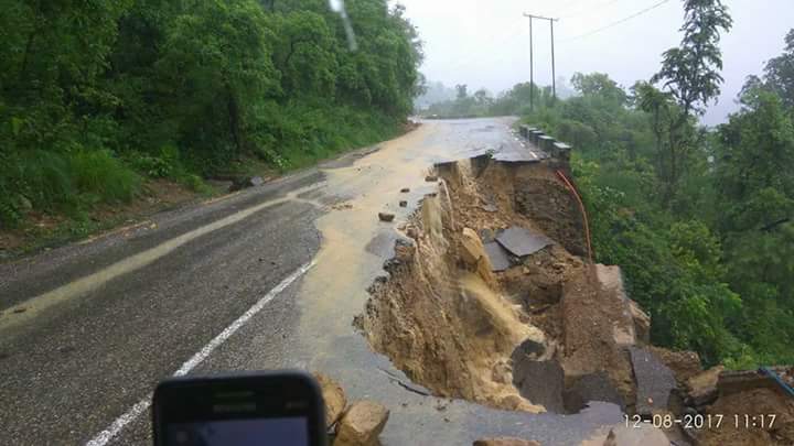 दाउन्नेको पहाडमा सडक भत्कियो, पूर्वपश्चिम राजमार्ग बन्द, सवारीको २० किलोमिटर लाइन 