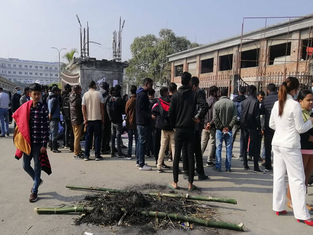 नोबेल मेडिकल कलेजका सञ्चालकको पुत्ला दहन