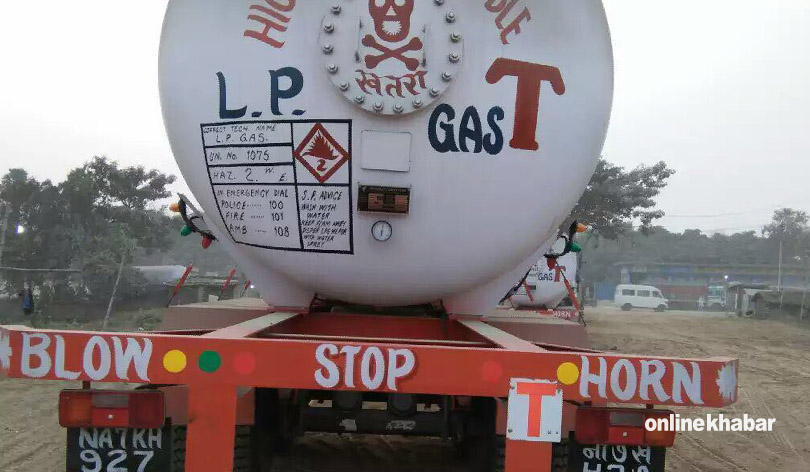 नेपाली बुलेट ग्यासमा भारतीय अवरोध कायमै