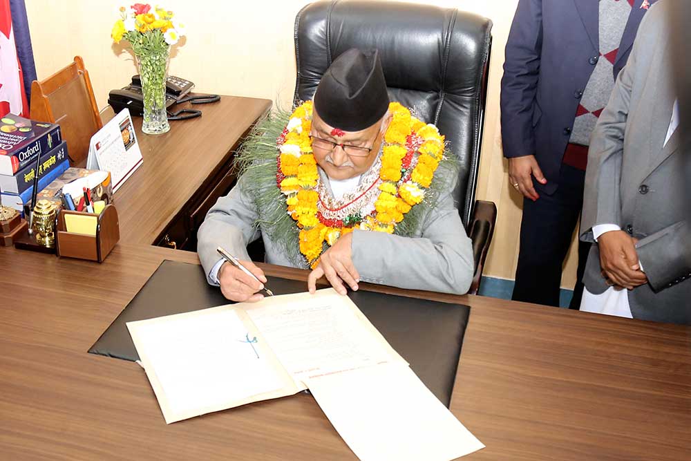 महान्यायाधीवक्ता भण्डारीले प्रधानमन्त्रीलार्इ बुझाए राजिनामा