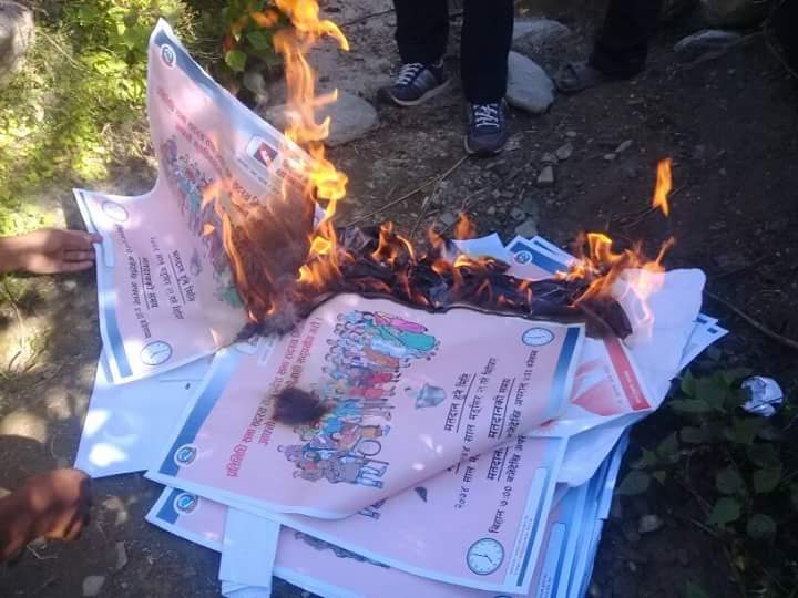 सल्यानमा नेकपाका कार्यकर्ताले मतदाता शिक्षा सामाग्री जलाए