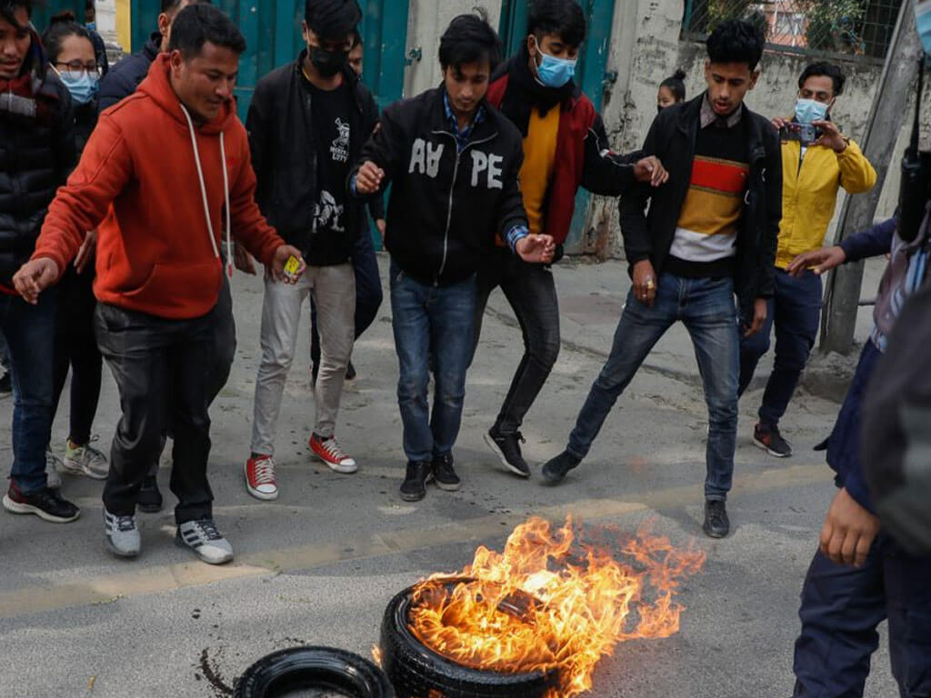 पेट्रोलियम पदार्थको मूल्यवृद्धिको विरोधमा टायर बालेर प्रदर्शन