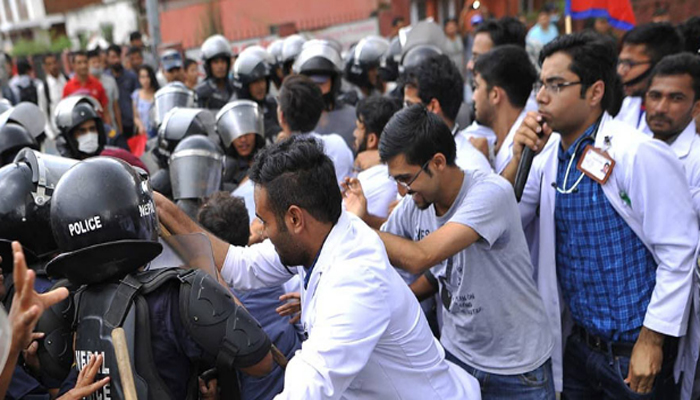 आन्दोलनरत दुई दर्जन बढी चिकित्सकहरु प्रहरी नियन्त्रणमा 