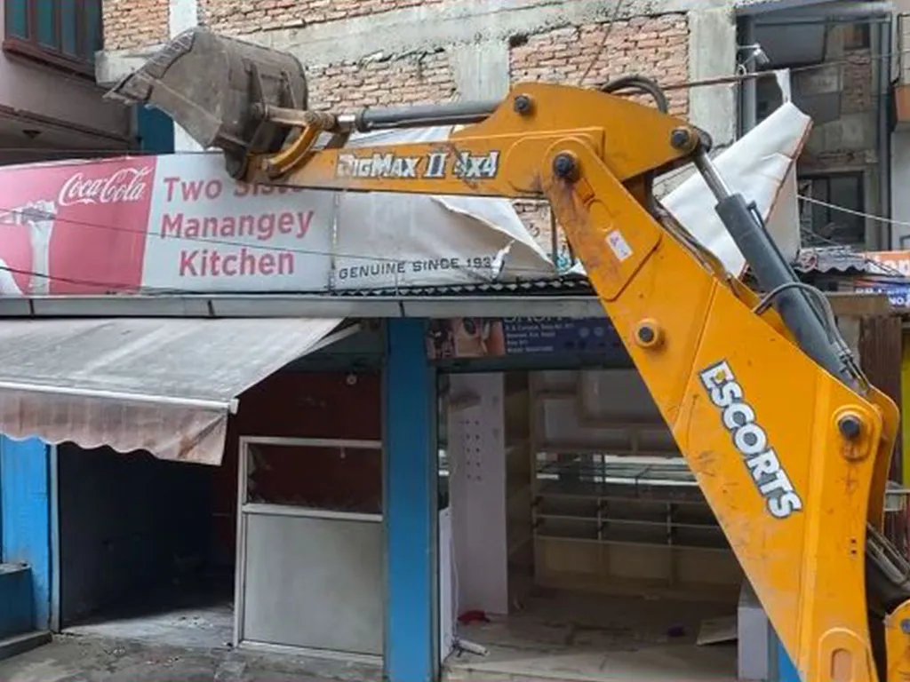 न्यूरोडको आरबी कम्प्लेक्समा पनि चल्यो डोजर
