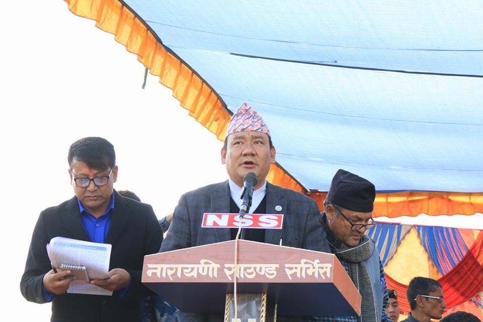 विक्रम पाण्डेका विरुद्धमा भोट माग्दै रेशम लामा चितवनमा 