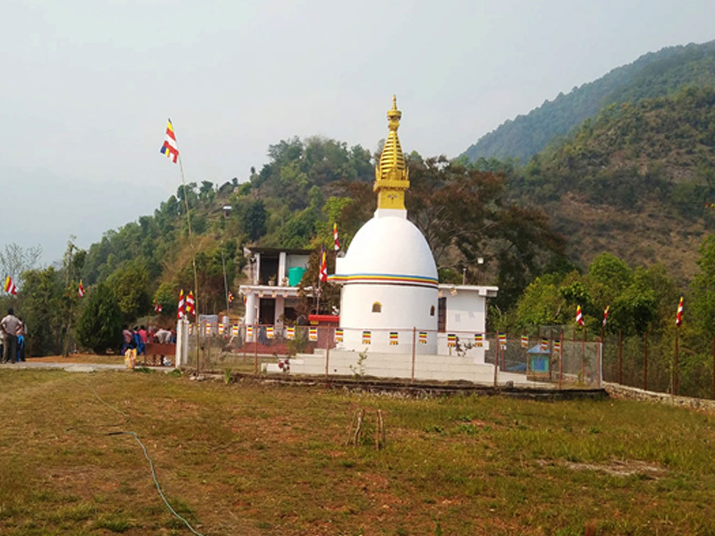 पर्यटक तान्दै रिघा उदय बुद्धविहार