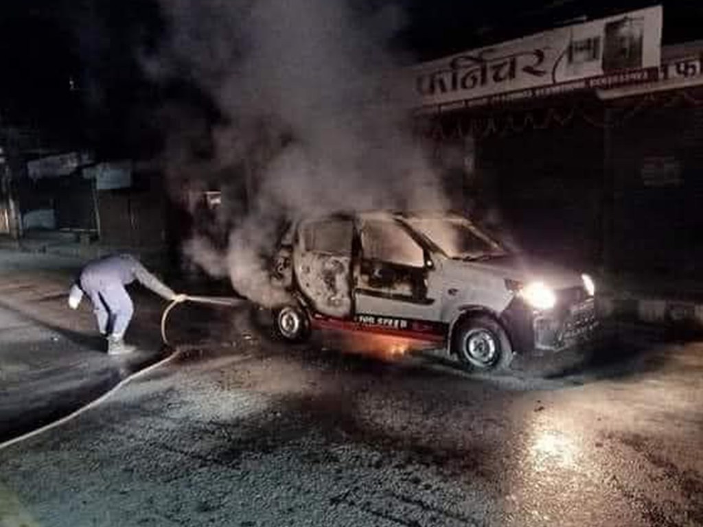 सामाखुशीमा ट्याक्सीमा आगजनी