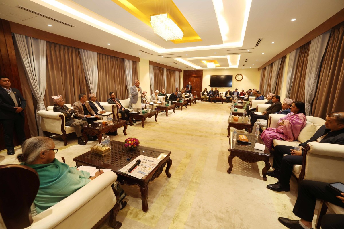 सर्वदलीय बैठकमा प्रधानमन्त्री कार्कीः ‘राजनीतिक दललाई स्थापित गर्न चुनाव अनिवार्य, सबैले साथ दिऔँ