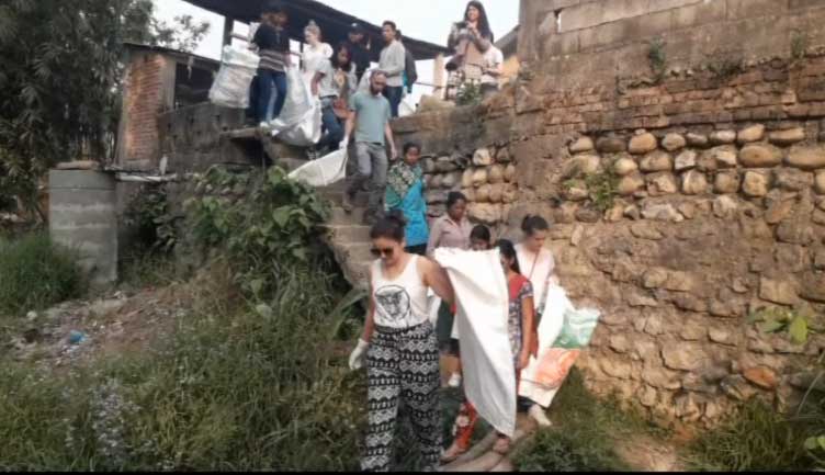 सौराहाको संरक्षित क्षेत्रमा सरसफाई गर्दै पर्यटक