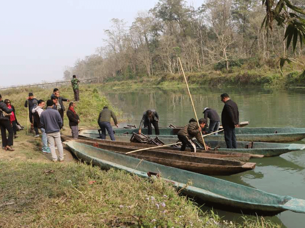 सौराहा आउने पर्यटकका रोजाइमा ढुङ्ग्रेखोलामा डुङ्गा शयर