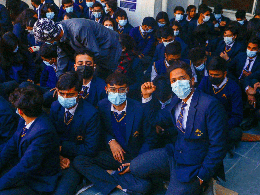 नेपाल मेडिकल कलेजका विद्यार्थीहरू धर्नामा