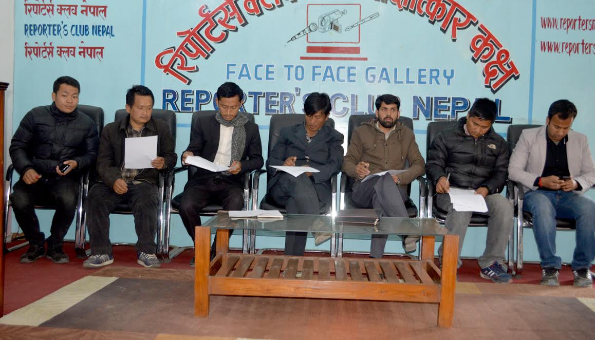 प्रहरीकै छेउमा भिसी गिरफ्तारीको चेतावनी 