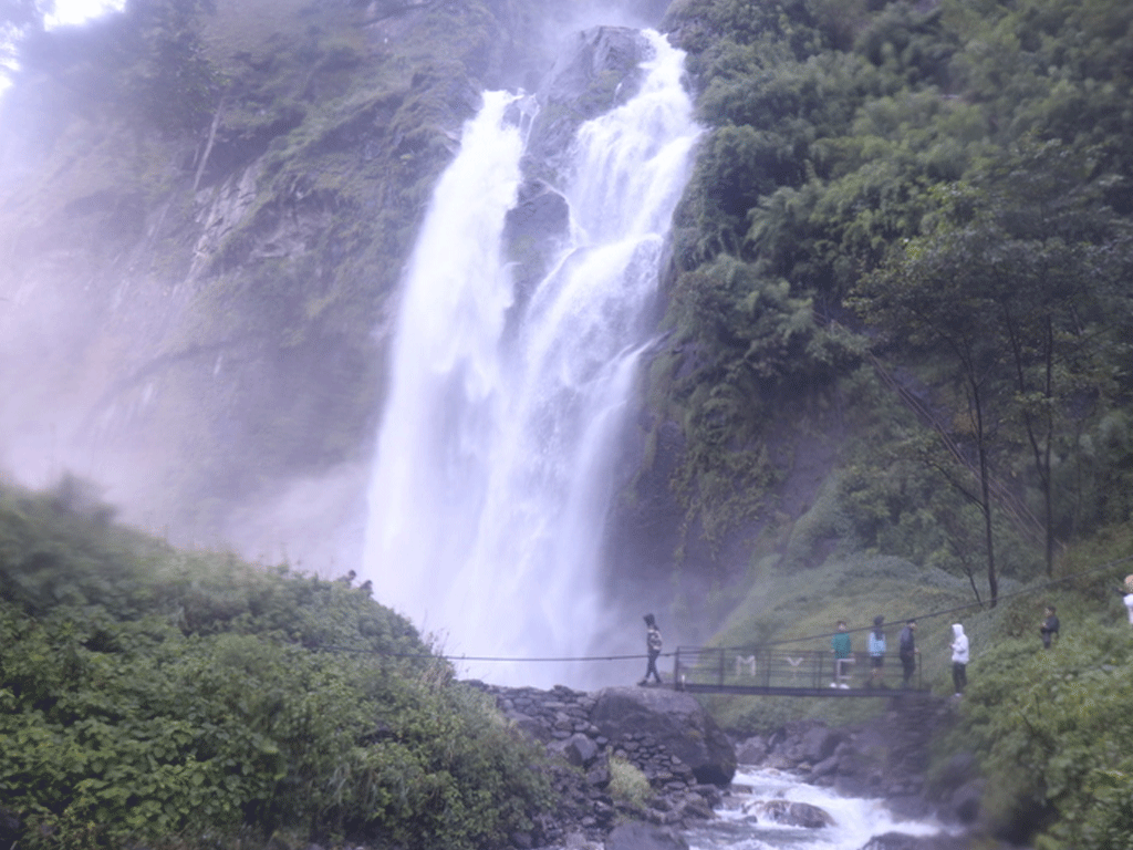 मनाङको मनमोहक ताल झरना, तर पर्यटकका लागि छैन पूर्वाधार