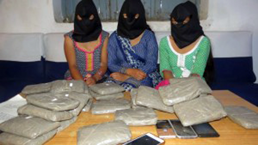 संवेदनशील अंगमा राखेर अफिम तस्कारी गर्ने तीन युवती पक्राउ