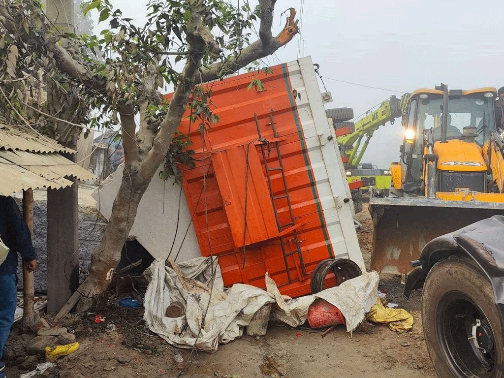 मोरङमा ट्रक पल्टिदा घाइते भएका ३ बालबालिकाको मृत्यु