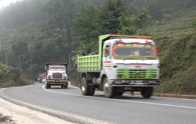 ज्यानमार बन्दै राजमार्गमा टिपर
