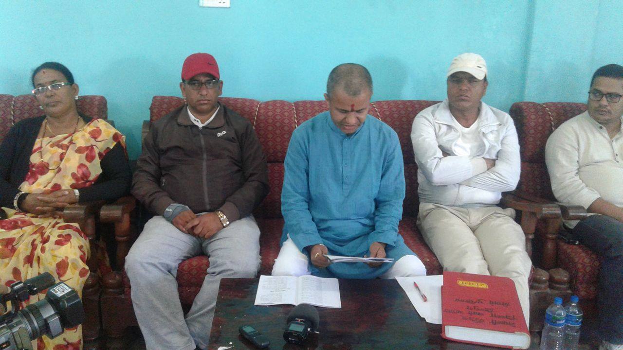 कांग्रेस सांसद नरभान कामी र नेविसंघका अध्यक्ष नैनसिंह महर कारबाहीमा 