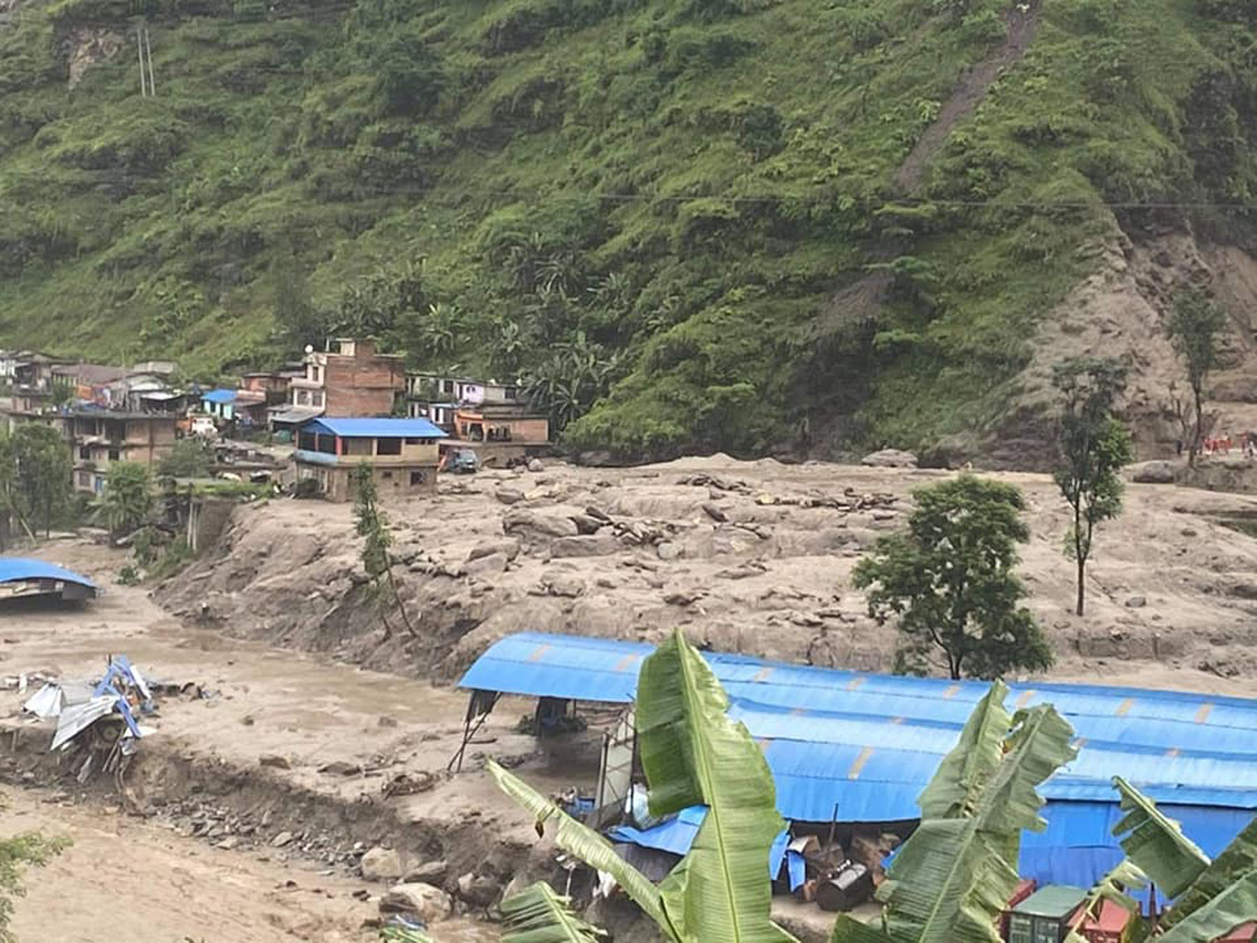 बाह्रबिसे बाढी : मृतक र बेपत्ताकाे पहिचान, हेलिकाेप्टरसहित उद्धार टाेली घटनास्थलमा