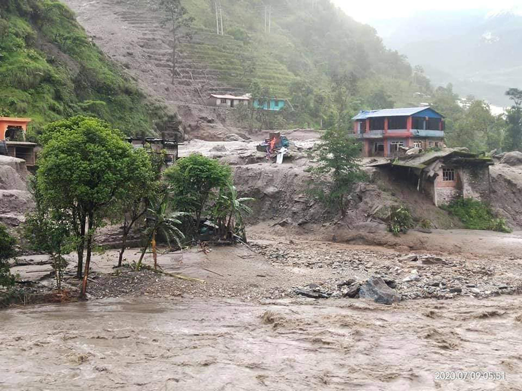 बाह्रबिसेमा भीषण बाढी : २ जनाकाे मृत्यु, १८ बेपत्ता