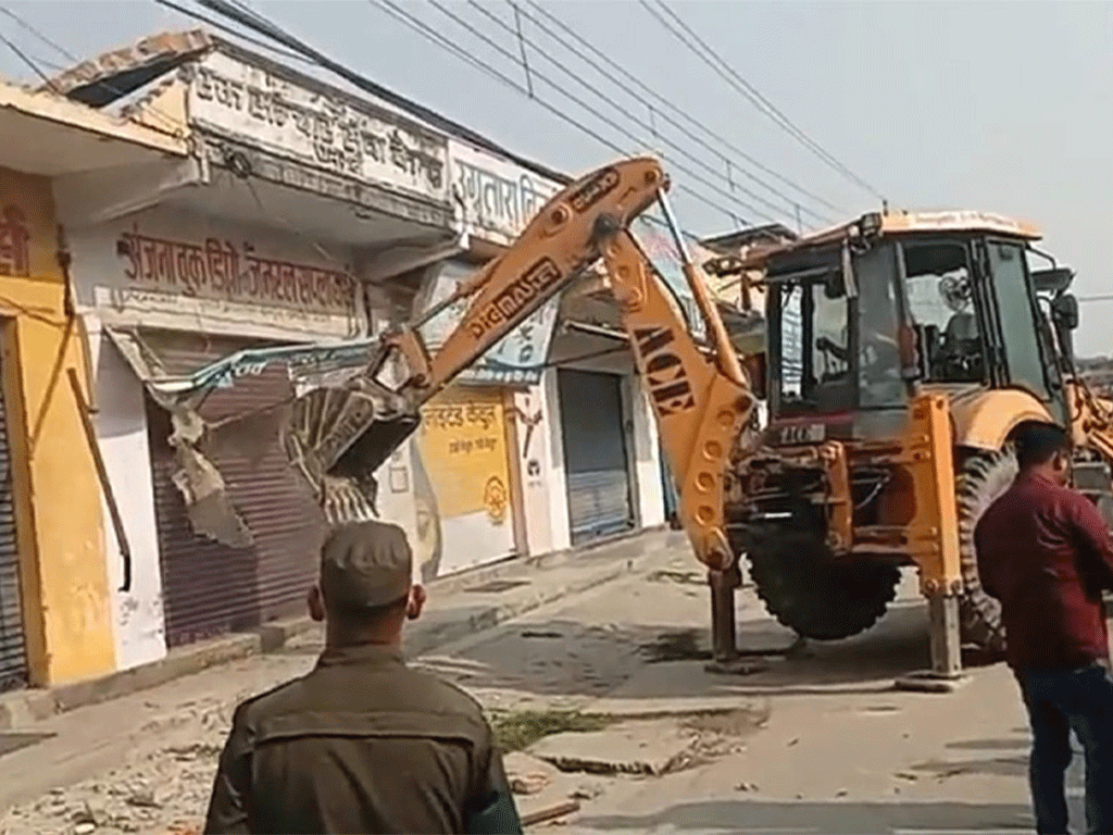 धनगढीमा पनि चल्यो डोजर, अतिक्रमण गरी बनाइएका संरचना भत्काउन सुरु 