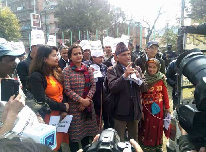 'माफियाको ताँती पराजुली श्रीमान साथी' भन्दै चिकित्सक गोविन्द केसी मार्इतीघरमा