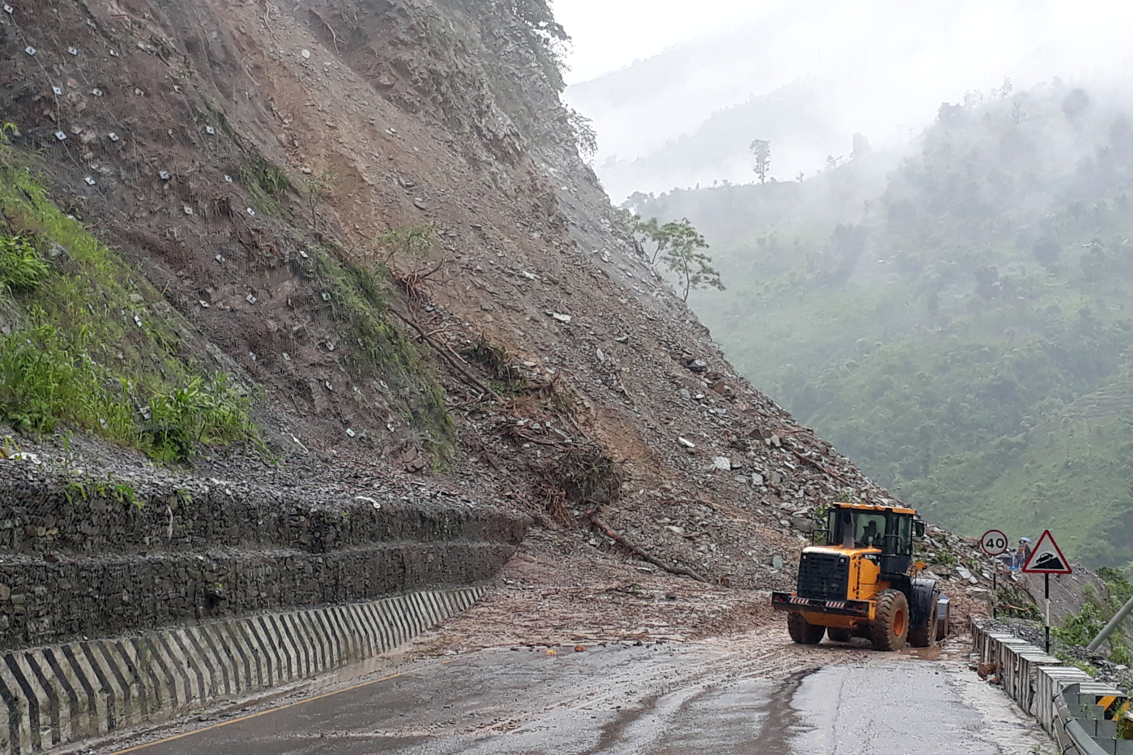 काठमाडौँ-हेटौंडा जोड्ने कान्ति लोकपथमा पहिरो