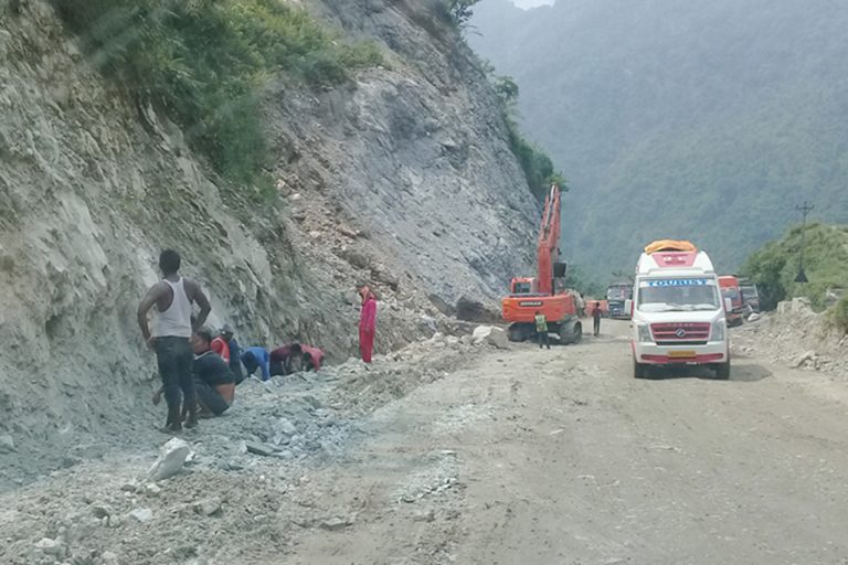 नारायणगढ-मुग्लिन सडक खण्डमा सुख्खा पहिरो