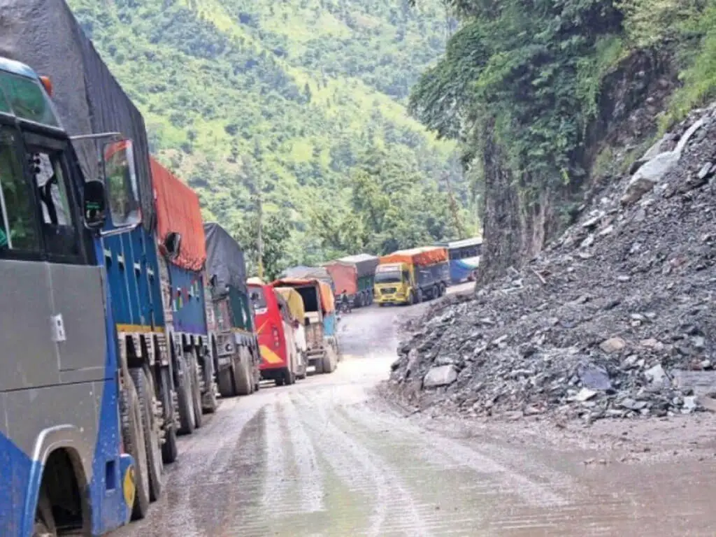 नारायणगढ-मुग्लिन सडकमा पहाड काट्ने काम अन्तिम चरणमा