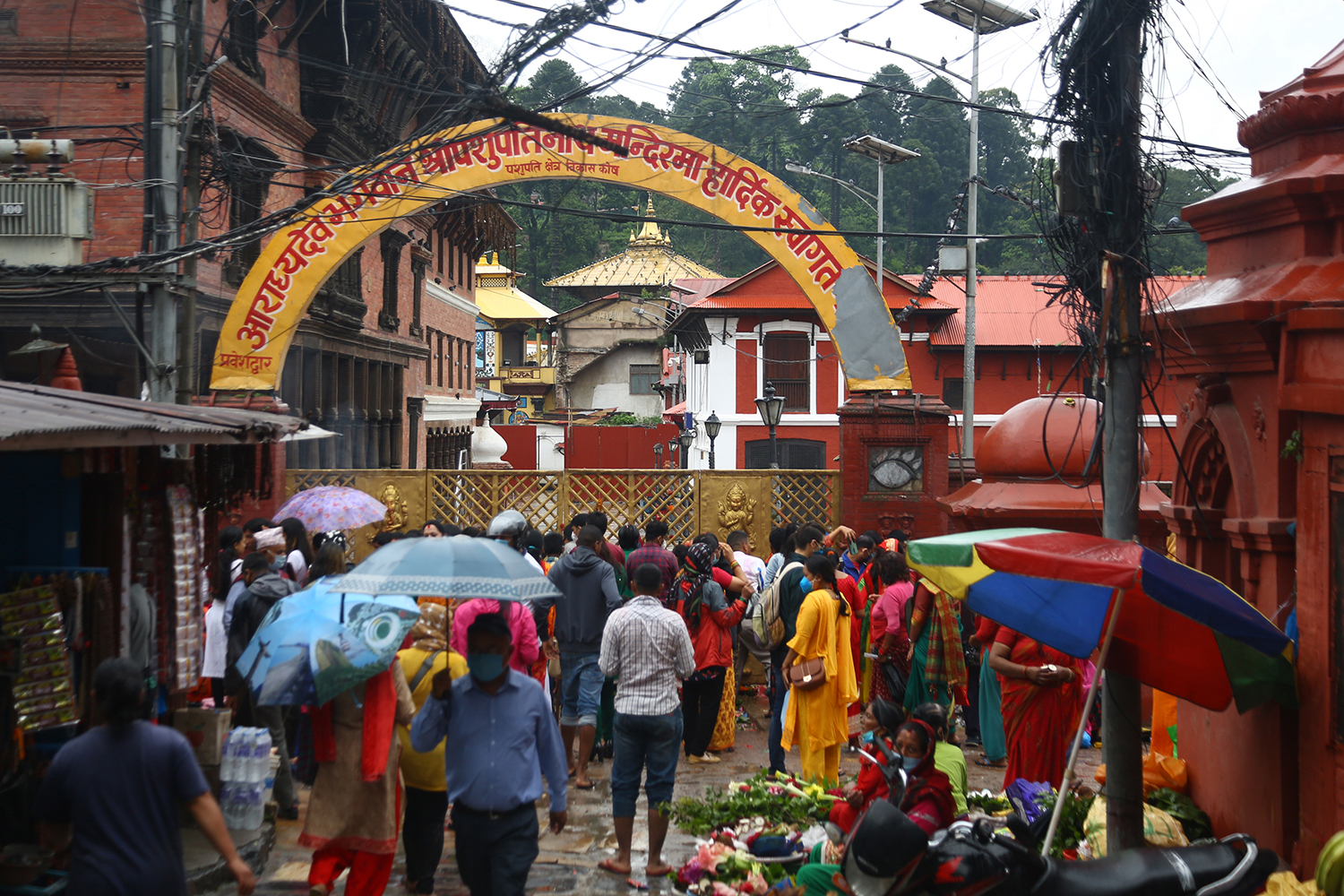 काेराेना कहरकै बीचमा देशभरका शिवालयमा भक्तजनकाे भीड