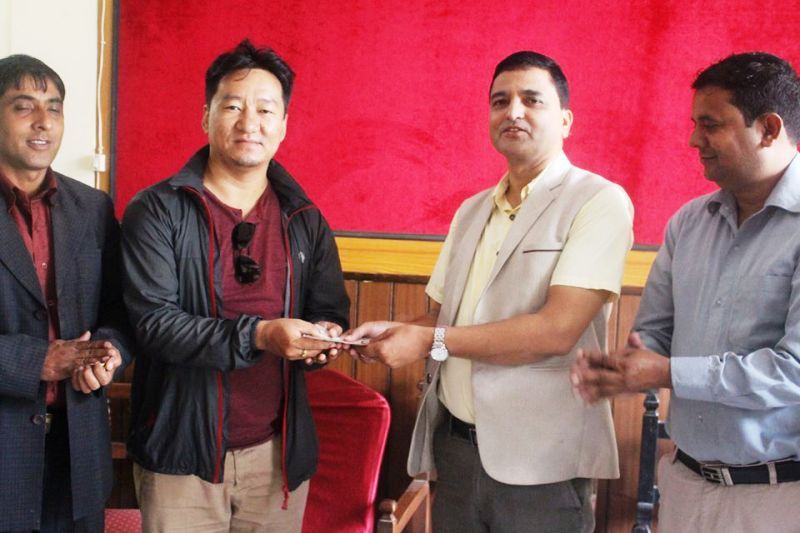 एमाले सचिव भट्टराईले बालकको उपचारमा आर्थिक सहयोग गरेर जन्मदिन मनाए