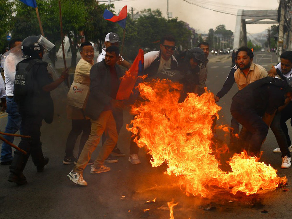 अयोग्य लडाकुलाई २ लाख दिने सरकारको निर्णयमा विरोधमा प्रदर्शन