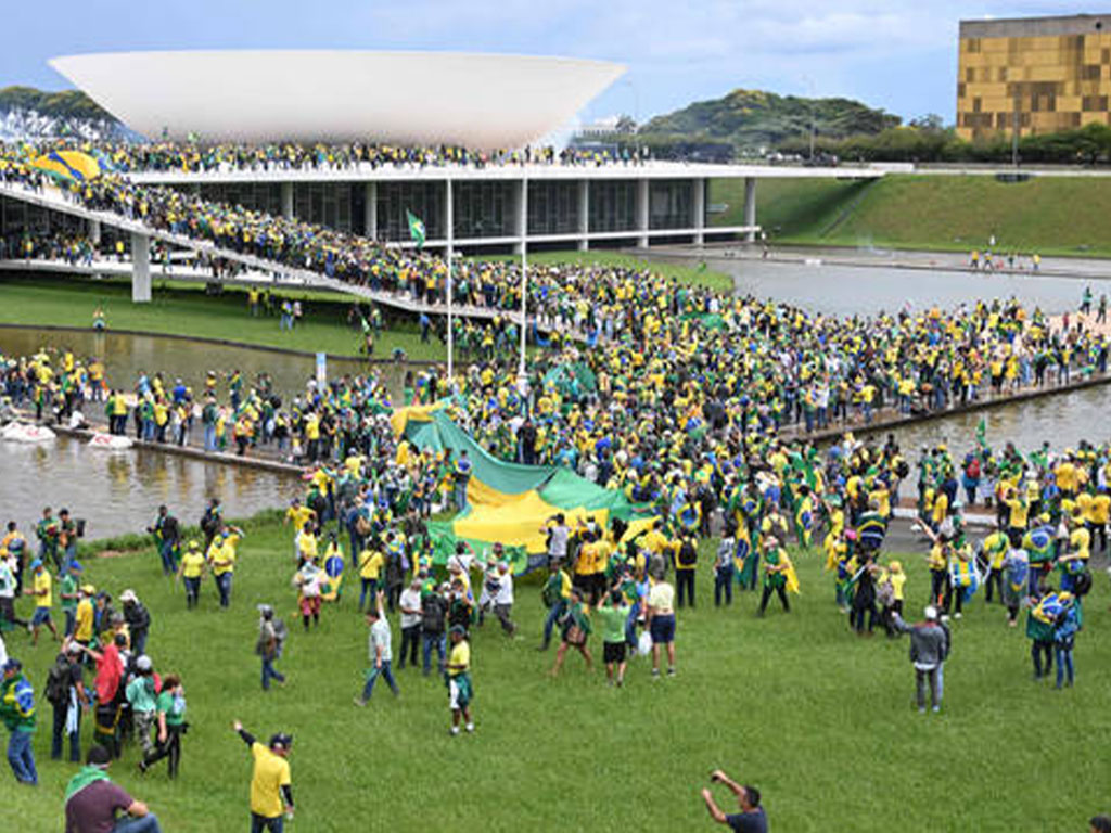 ब्राजिलका पूर्वराष्ट्रपति बोल्सोनारोका समर्थकहरू राष्ट्रपति भवन र संसदमा छिरेर तोडफोड