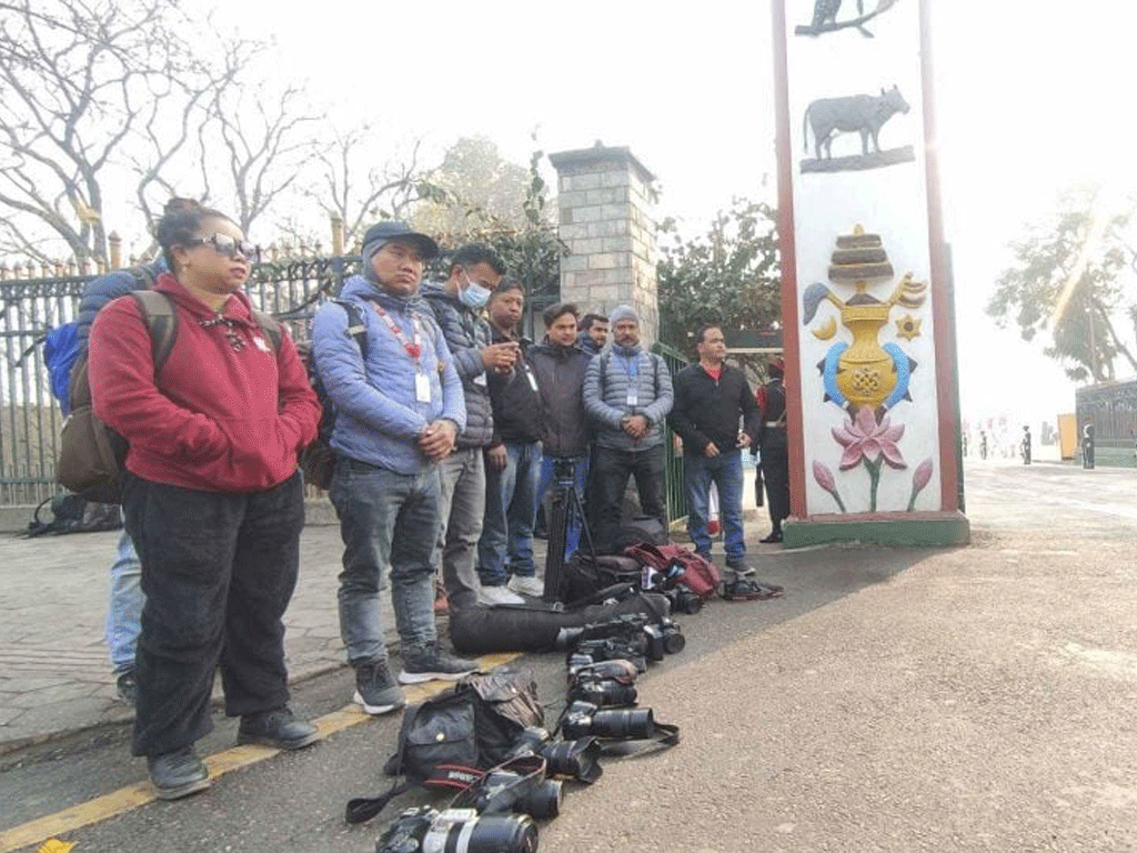 प्रजातन्त्र दिवसको समारोहमा प्रवेश नदिइएपछि पत्रकारले गरे क्यामेरा डाउन