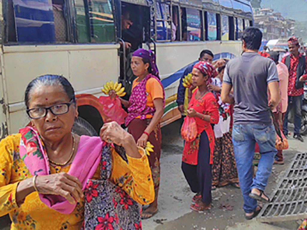 हातमै बोकेर सामान बेच्दै दैनिक खर्चको जोहो