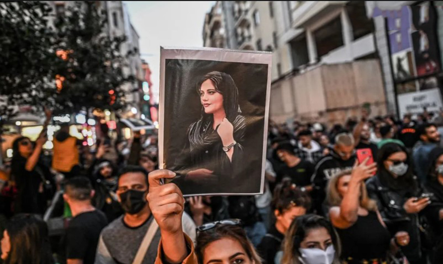 इरानमा सुरु भएको हिजाबविरोधी प्रदर्शन फ्रान्स र बेलायतमा पनि फैलियो