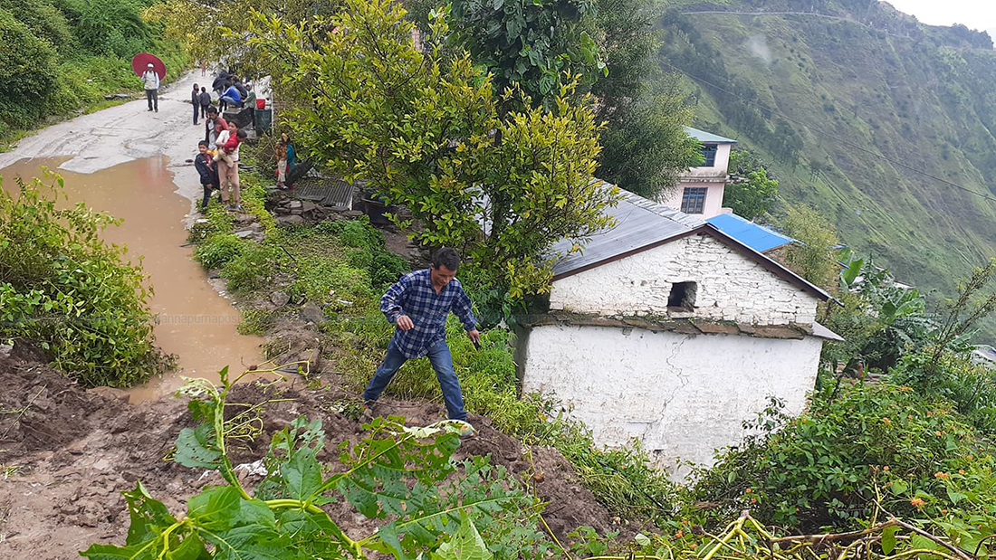 कालिकाेटमा पहिराे जाँदा एकैघरका ७ सहित ८ जनाकाे मृत्यु, १ जना बेपत्ता