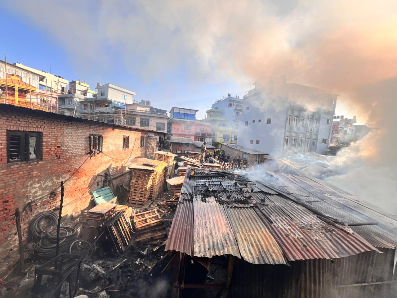सिनामंगलको काठ गोदाममा भीषण आगलागी, बस्तीमा फैलिने जोखिम