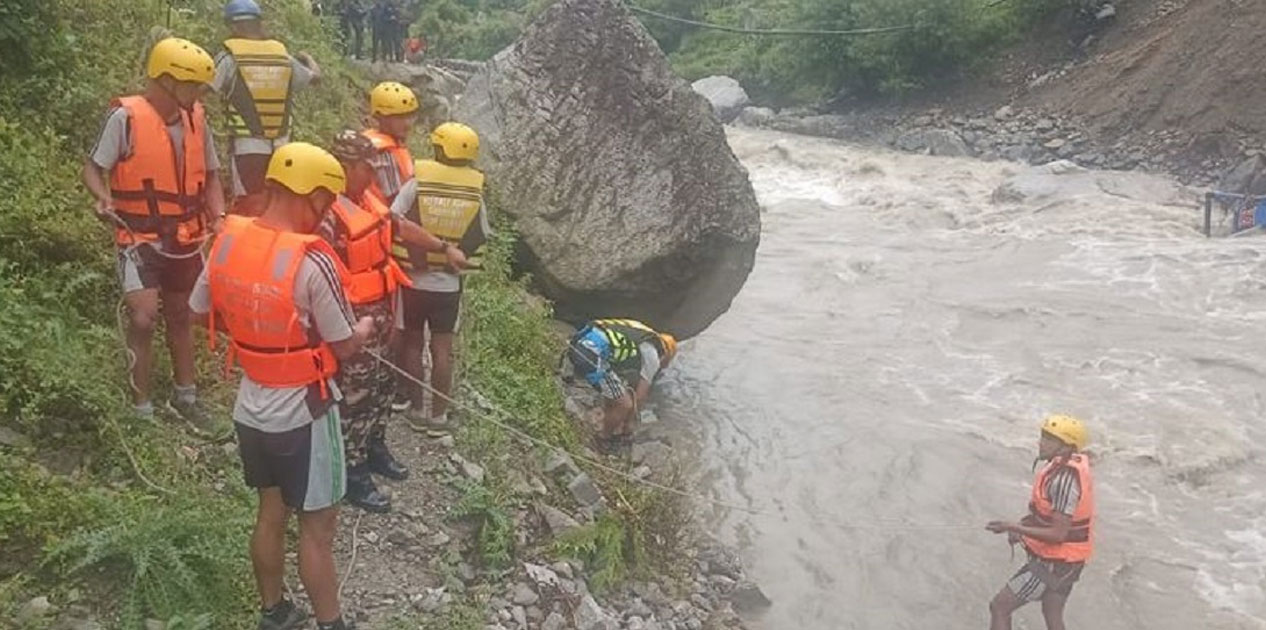 बाजुरामा खोलाले ट्याक्टर बगाउँदा चालक बेपत्ता