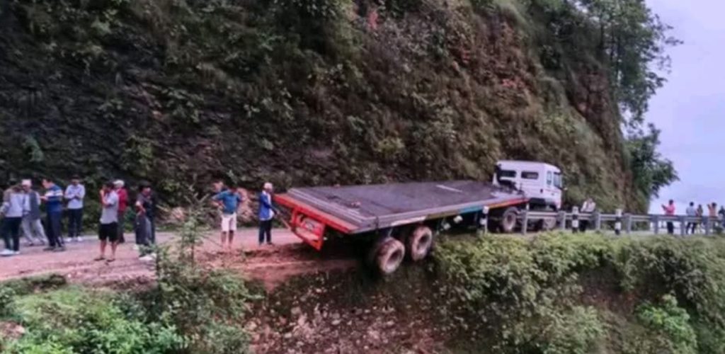 ट्रेलर सडकबाट लिक बाहिरिँदा महाकाली राजमार्ग अवरुद्ध