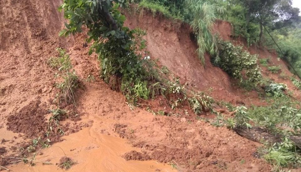 गुल्मीमा पहिराेले पुर्दा २ जनाकाे मृत्यु, १ घाइते