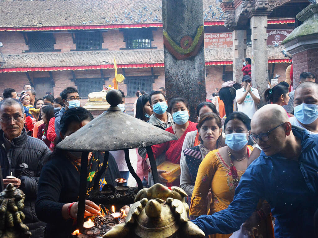 शक्तिपीठमा बिहानैदेखि भक्तजनको चहलपहल