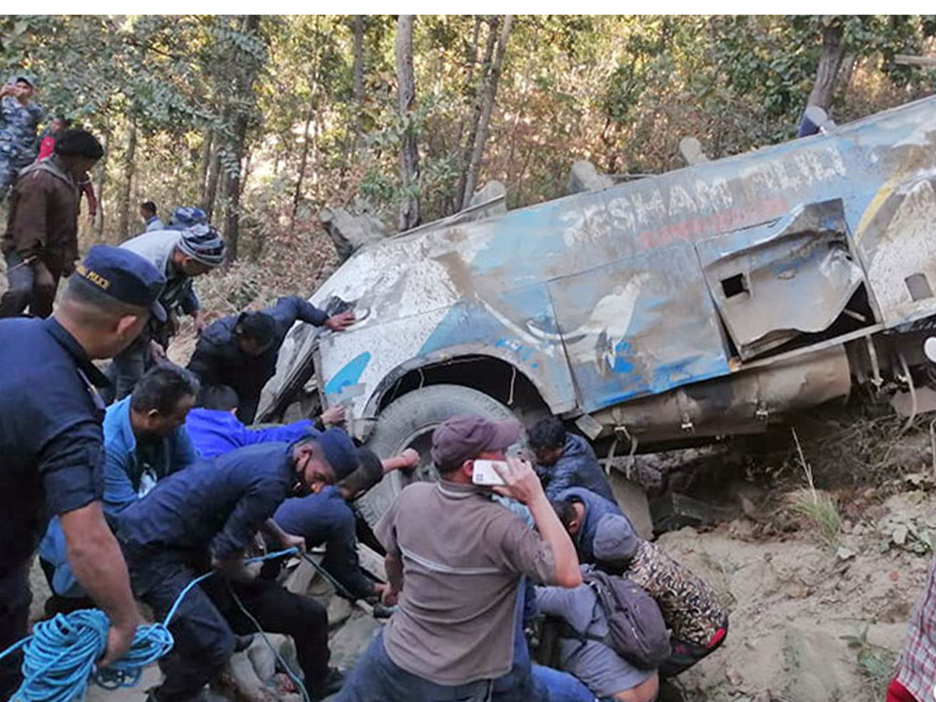 सङ्खुवासभा दुर्घटना : चौध जनाको सनाखत, घाइतेलाई लगियो धरान