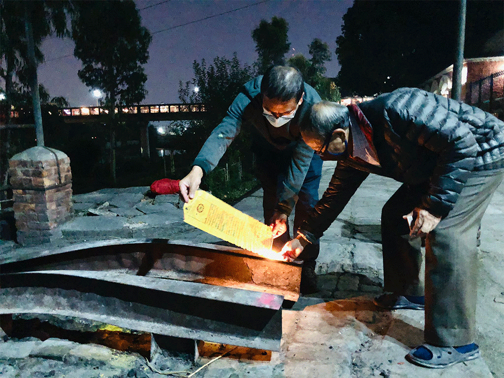 सत्यमोहन जोशीको जन्मकुण्डली जलाएर सेलाइयो