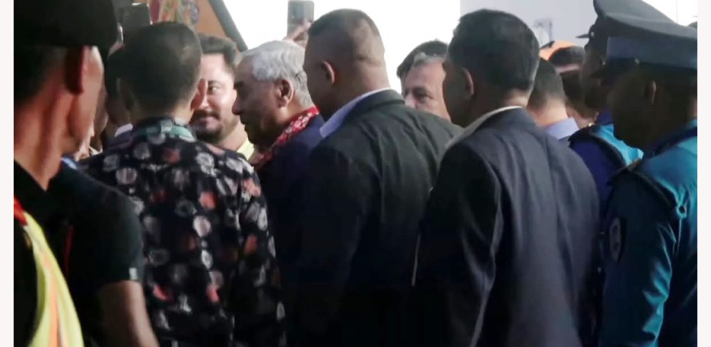 देउवा साढे पाँच महिनापछि स्वदेश फर्किए, विमानस्थलमा भव्य स्वागत