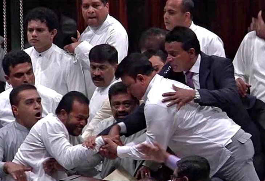 श्रीलंकाको संसदमै कुटाकुट, लात्तीदेखि मुक्कासम्म चल्यो